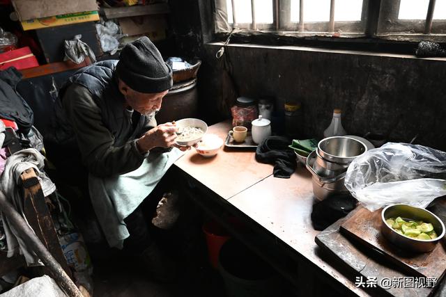 106岁长寿爷爷，每天喝2壶茶，100岁时戒酒，至今还自己烧水做饭