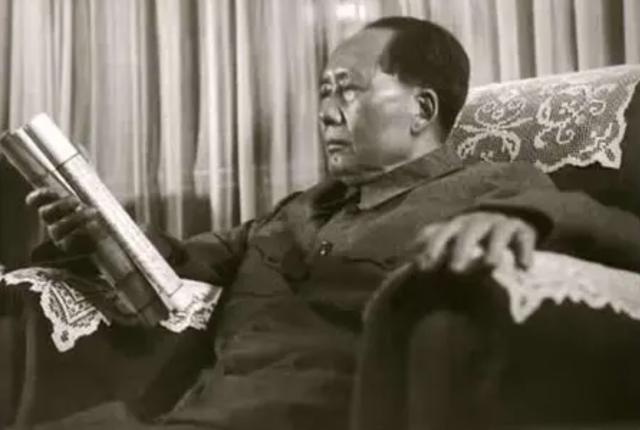 1952年，毛主席得知空军一年军费后，为什么让刘亚楼向他敬个礼？