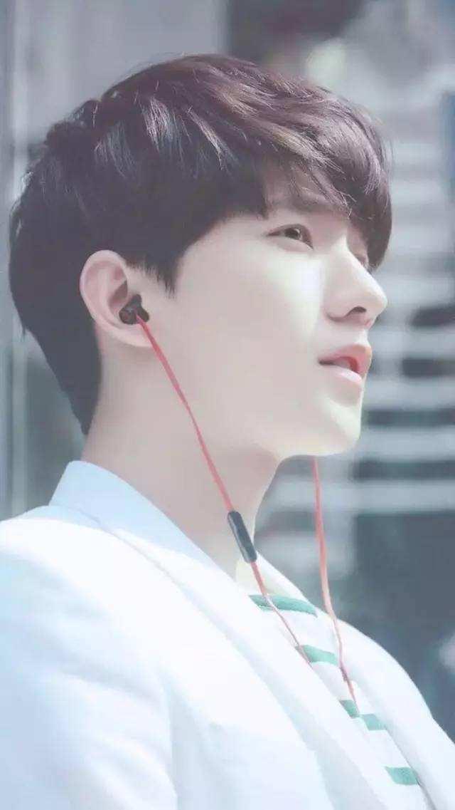 杨洋西装照的侧颜,一身正气与帅气的融合.我们相信未来的杨洋可期!