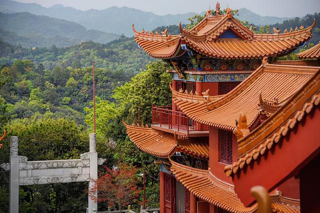 江西一景區走紅，主峰擁有奇特的搖錢樹，因山巒酷似巨龍而得名