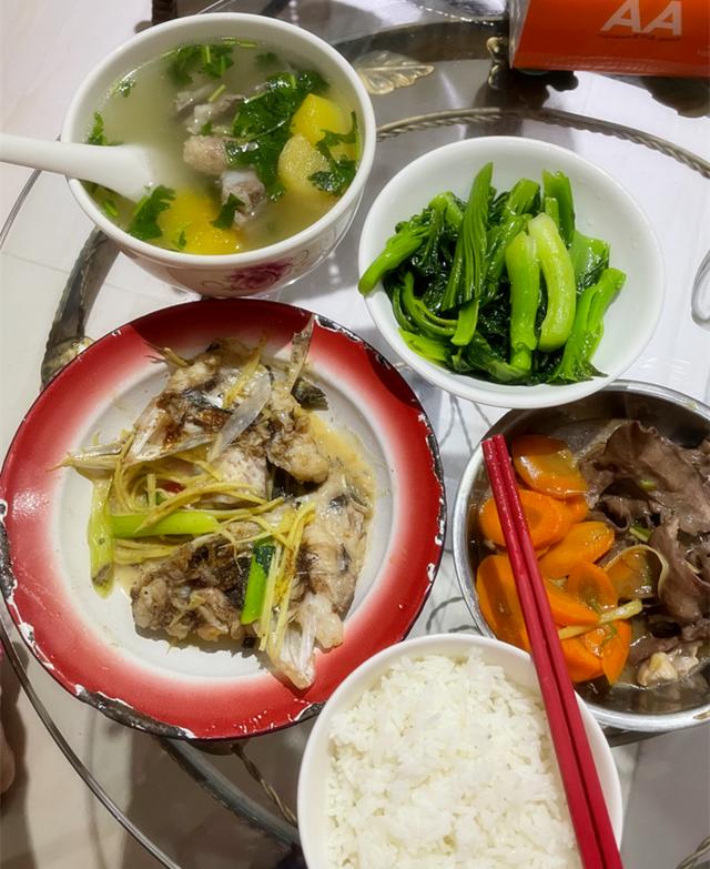 亲妈到坐月子中的闺女家小住，看到闺女的月子餐，欣慰：有福气