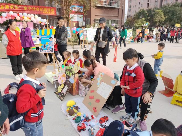 果园社区携手新蓝天幼儿园开展“小小市场，点滴成长”亲子社会实践活动