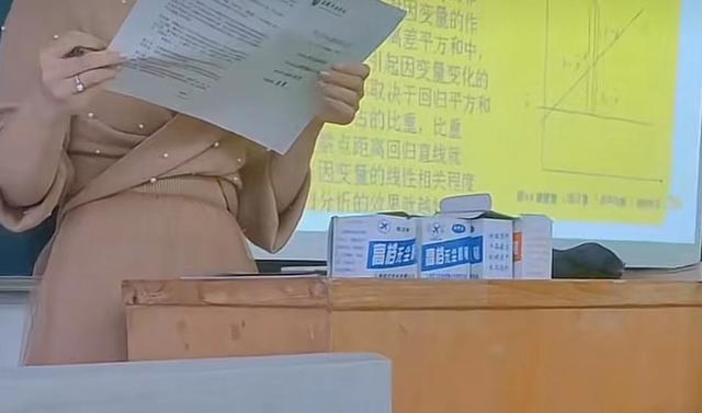 安徽一高校新婚老师课上发奶茶，点名发现有学生逃课，网友：这下亏大了