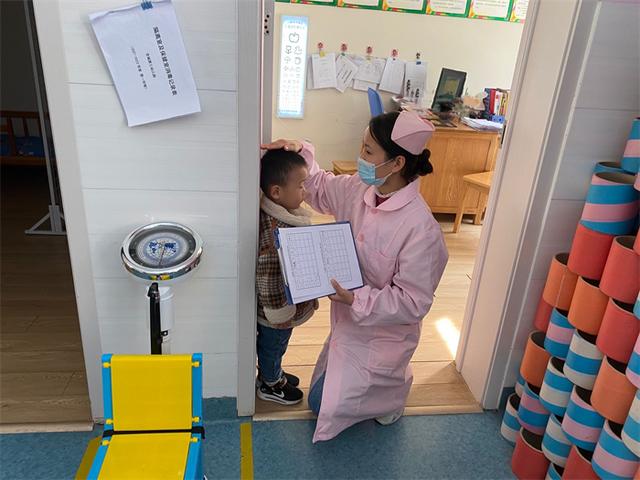含城第三幼儿园开展园内幼儿体检活动