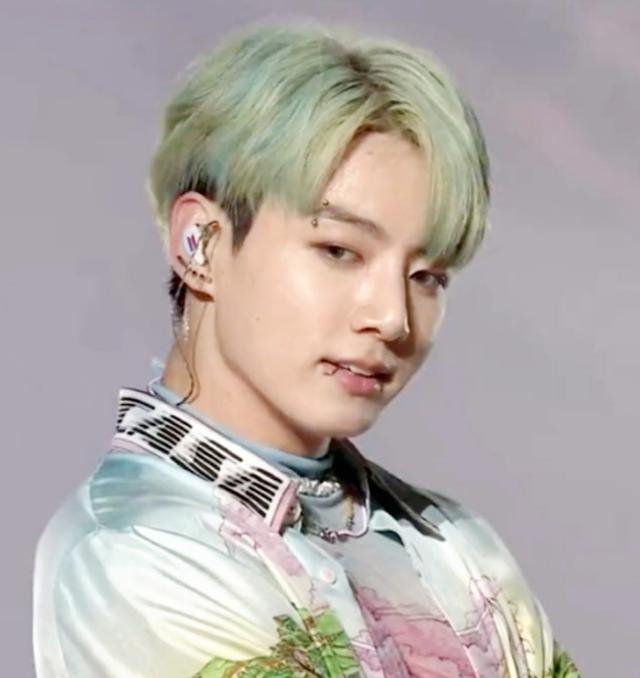 时尚icon Bts柾国演唱会服装售罄 从印尼国民女演员到模特都 粉丝心认证 全网搜