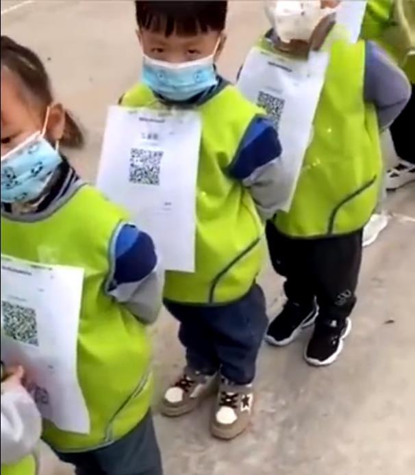 破防了！幼儿园宝宝挂二维码排队做核酸