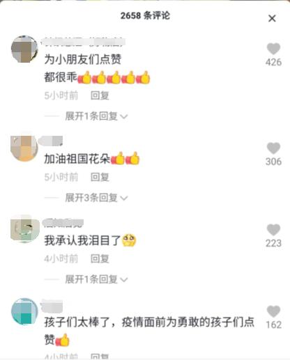 幼儿园萌娃挂二维码排队做核酸检测，老师：孩子们很乖，心酸又感动