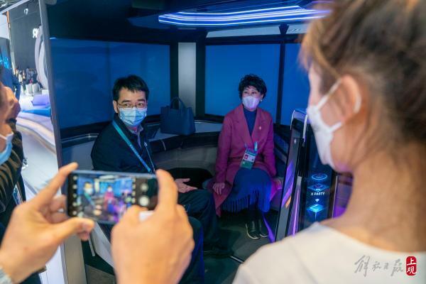 炫目！韩国展商带到进博会的无人驾驶概念车，连车窗都是透明屏幕制成的……