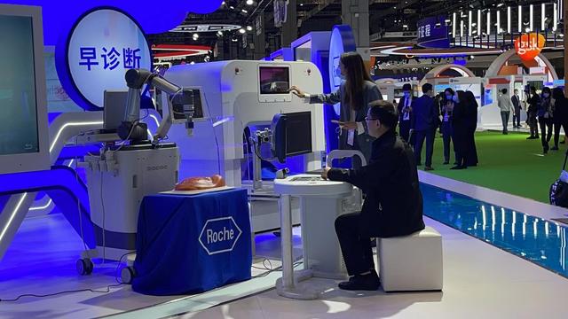 通过进博会上的这台5G超声机器人，我远程找到了“患者”的恶性肿瘤