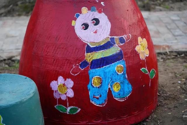 孩子们，菜园里涂鸦去