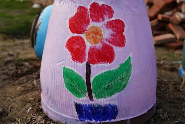 孩子们，菜园里涂鸦去