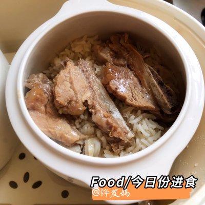 加入少許醬油和蠔油拌勻入味,將米飯洗淨,加水,放入排骨