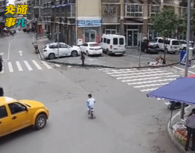 6岁男童骑滑板车闯红灯酿车祸！家长千万要管好孩子