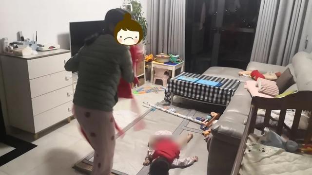 妈妈被“熊孩子”锁在阳台外，爸爸“远程”报警求救……