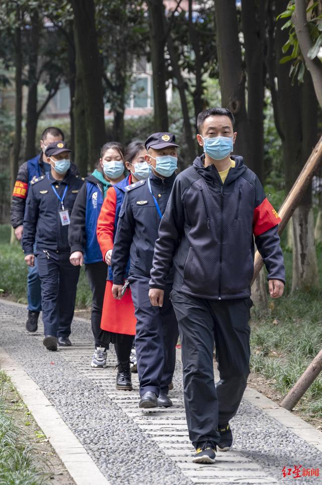 成都抗疫中的平凡英雄 | 日行四万步，他说“基层干部就要服务好群众”