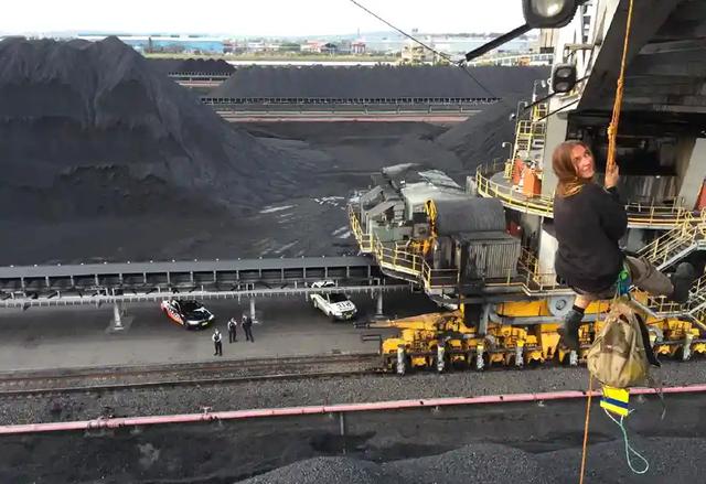 澳大利亚环保抗议者把自己绑在采煤机器上，逼停全球最大煤炭港口
