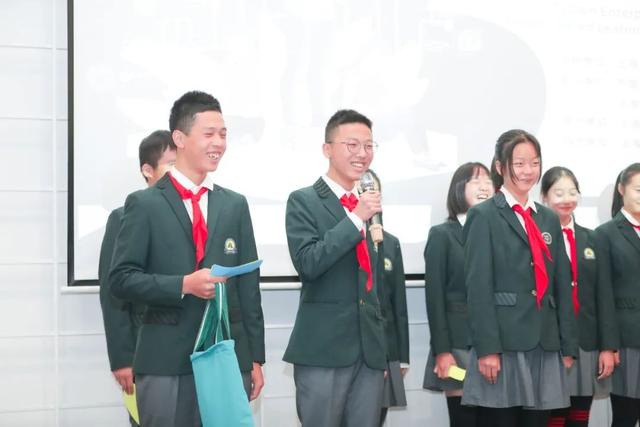 上海市莘松中学的梦想小屋第三季创业团队准备以二手校服流动和盲盒
