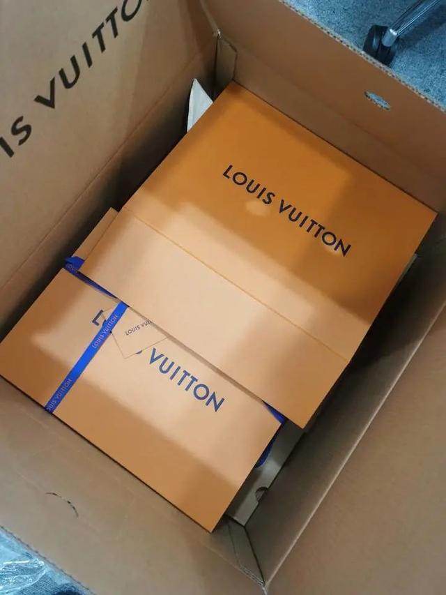 “天降两只LV包包！”杭州女生傻眼：我没在官网买过啊！更离奇的一幕，让她慌了