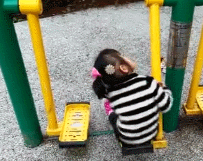 又有孩子被卡了！当心小区里的健身器材