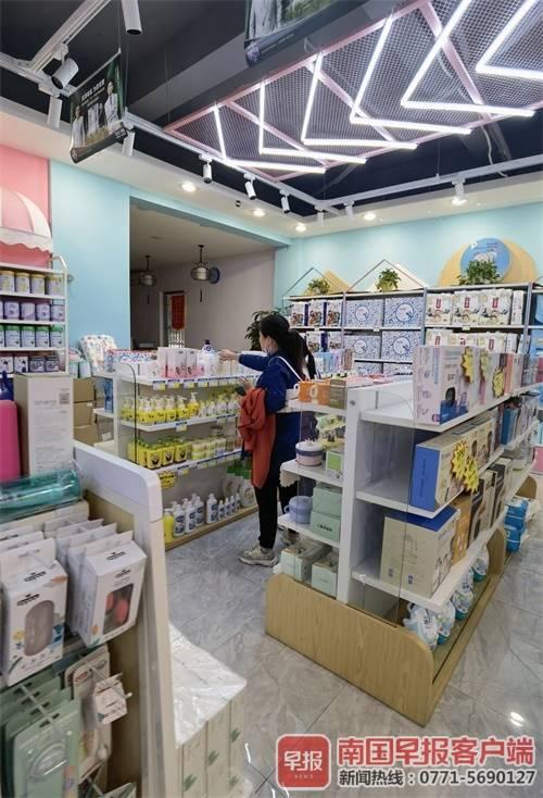 标上“宝宝专用”价格翻倍，父母被忽悠了吗？儿保专家：多看食物成分，少信广告