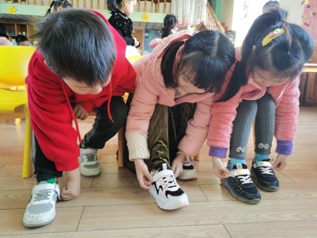 鳌江镇第二幼儿园：吸附的“小怪兽”