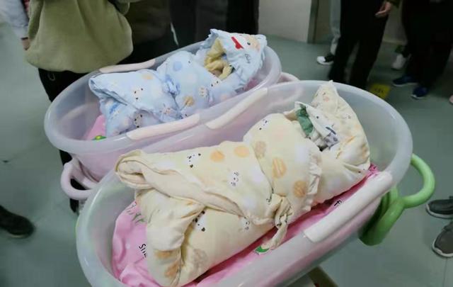 三门峡首例双胎试管婴儿宝宝今日出院