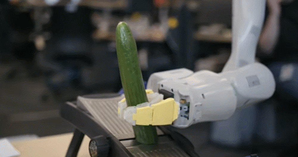 谷歌母公司聘了100多台机器人，扫地热菜擦桌子，还能自主学习