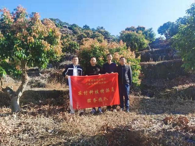 无人机也能施肥除害，广东这个高校科技特派员进村下地解农愁