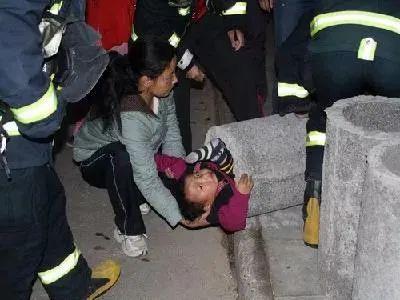 “喂？119吗？我家孩子头卡在马桶里了”