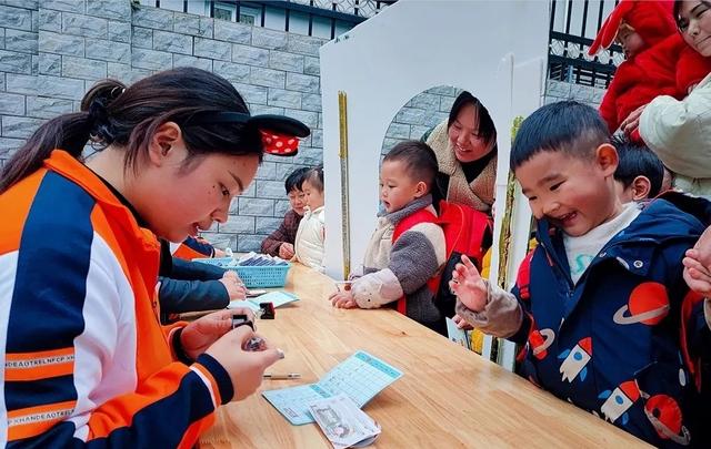 关注幼儿成长——星宇幼儿园开展存折积攒“小红花”兑换活动