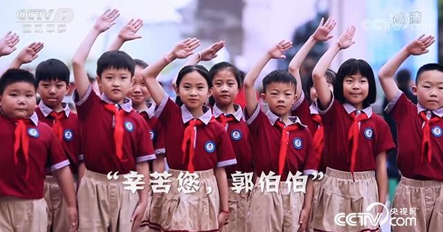 背着国徽翻山越岭，他究竟在干什么？