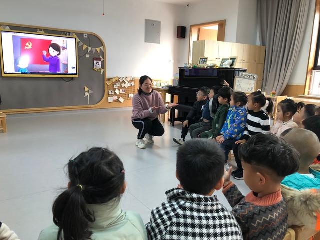 江北实验幼儿园：党员教师讲故事 红色经典润童心