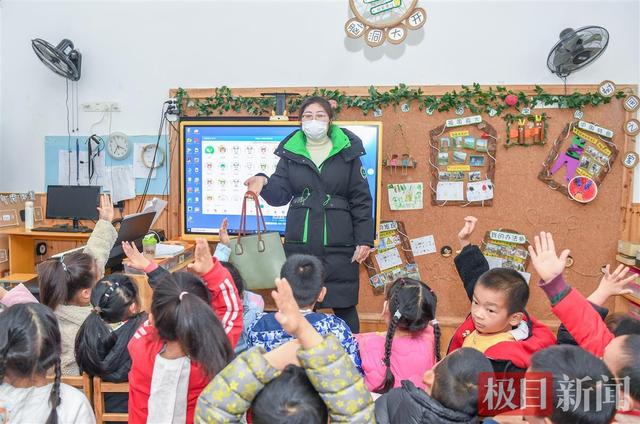 大学老师“跨界”去乡镇幼儿园当幼师