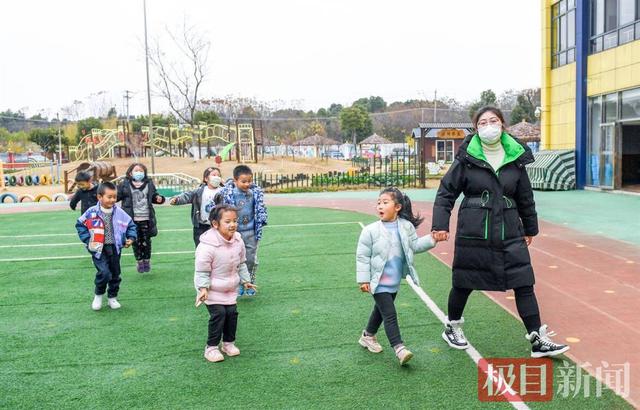 大学老师“跨界”去乡镇幼儿园当幼师