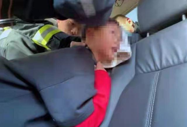 壹现场丨安全带解不开 熊孩子被缠脖