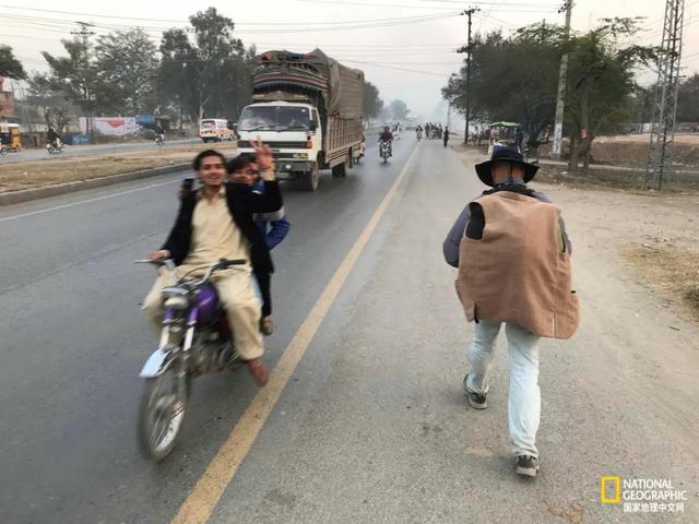 他從非洲走路到中國，15雙鞋報廢