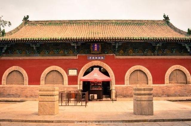 有的佛寺由魏晋南北朝时期建立后一直保存到今天,但是房屋改观,规制