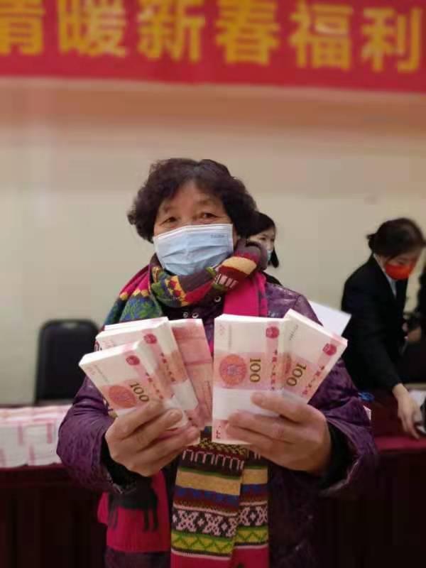 河南一村给村民发5000万现金村民发放很多年靠地产旅游酒业致富取之于