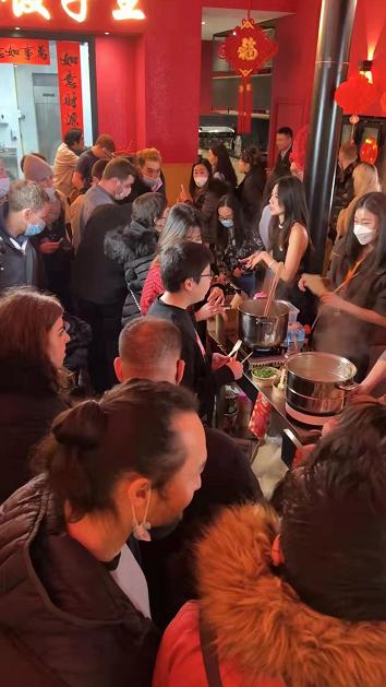 巴黎华人新春“小聚会”来了数百法国人：做了五六百个饺子，一百多碗刀削面，还有人没吃到