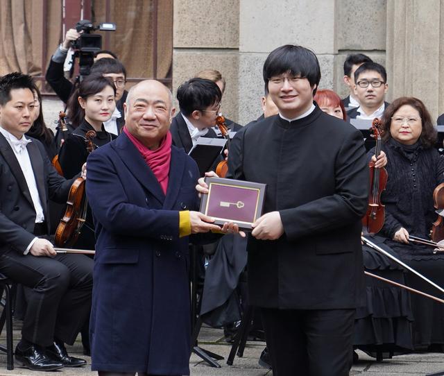 上海职业考试院史上首位首席客座指挥上海歌剧院指挥家李心草父亲是谁