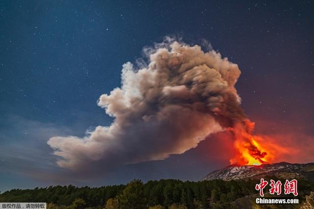 意大利埃特纳火山喷发 火光冲天