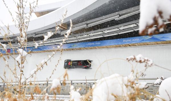 北京冬奥会｜壮观！在大雪中的“雪游龙”贴地飞行