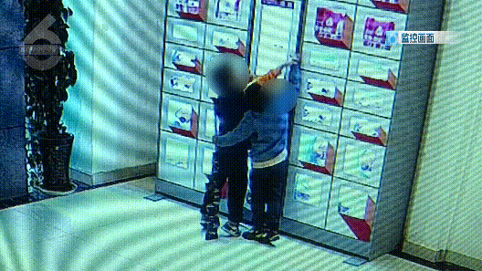 6岁男童被困在昆明一小区自动贩货机内，家长索赔100万元