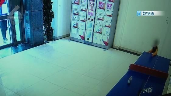 6岁男童被困在昆明一小区自动贩货机内，家长索赔100万元