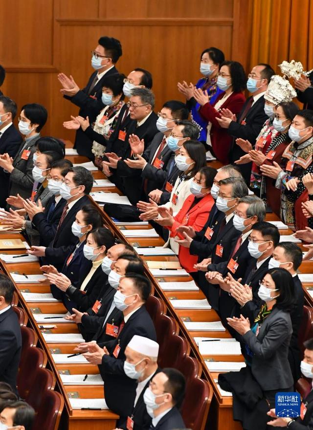 十三届全国人大五次会议举行第二次全体会议