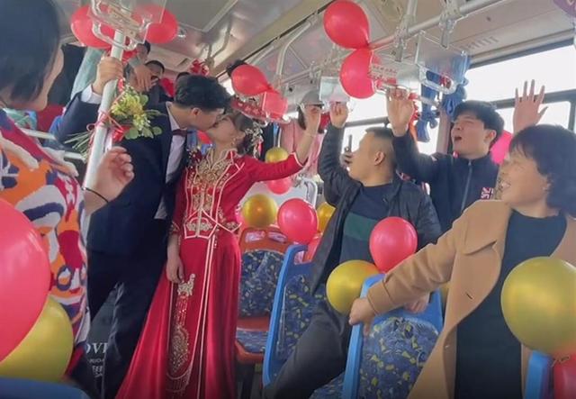 安徽一新郎包下公交车迎娶新娘，网友：低碳环保又拉风