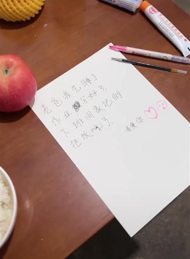 10岁男孩每天为晚归父亲热好饭菜，父亲：为儿子再苦再累也值得