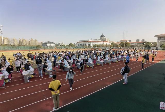 5个上海抗疫瞬间，每个守望相助的善举都因对这土地爱得深沉