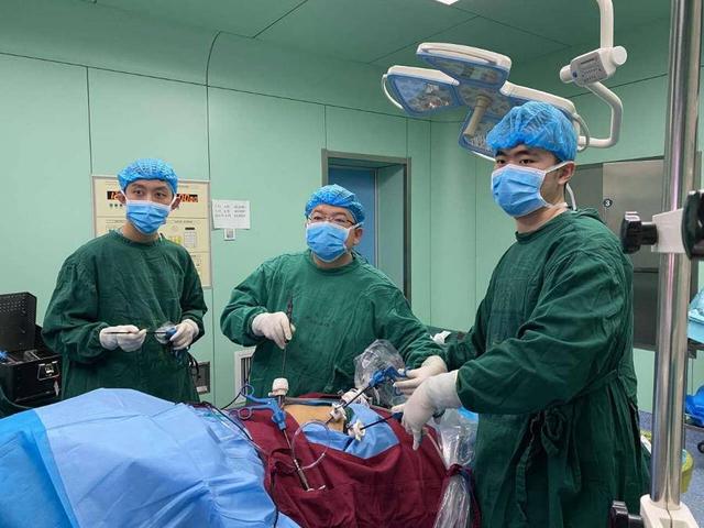 女大学生胆囊坏死，医院开通绿色通道成功手术