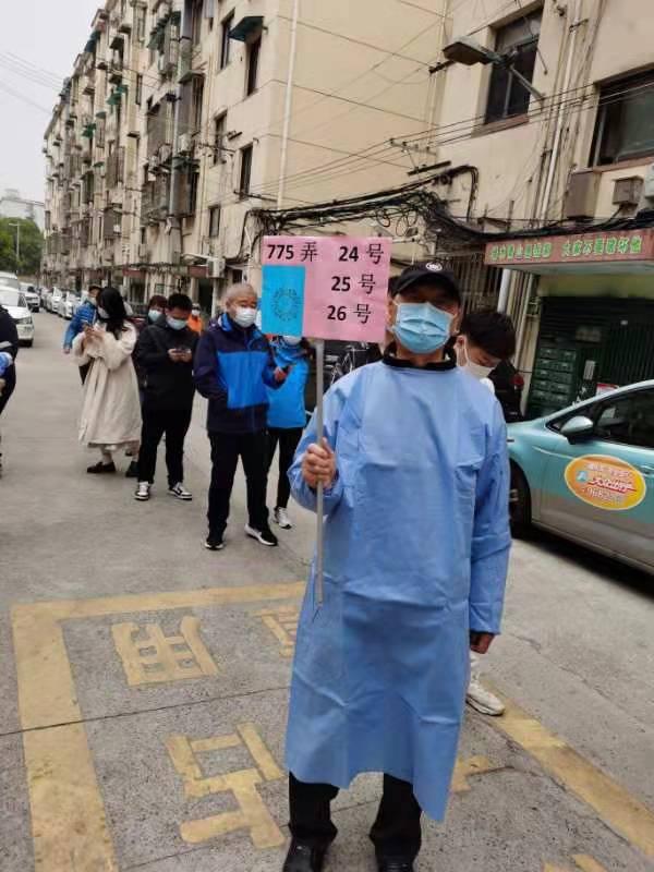 上海封控小区核酸检测模拟“运动员进场”，72岁和12岁志愿者当“举牌员”